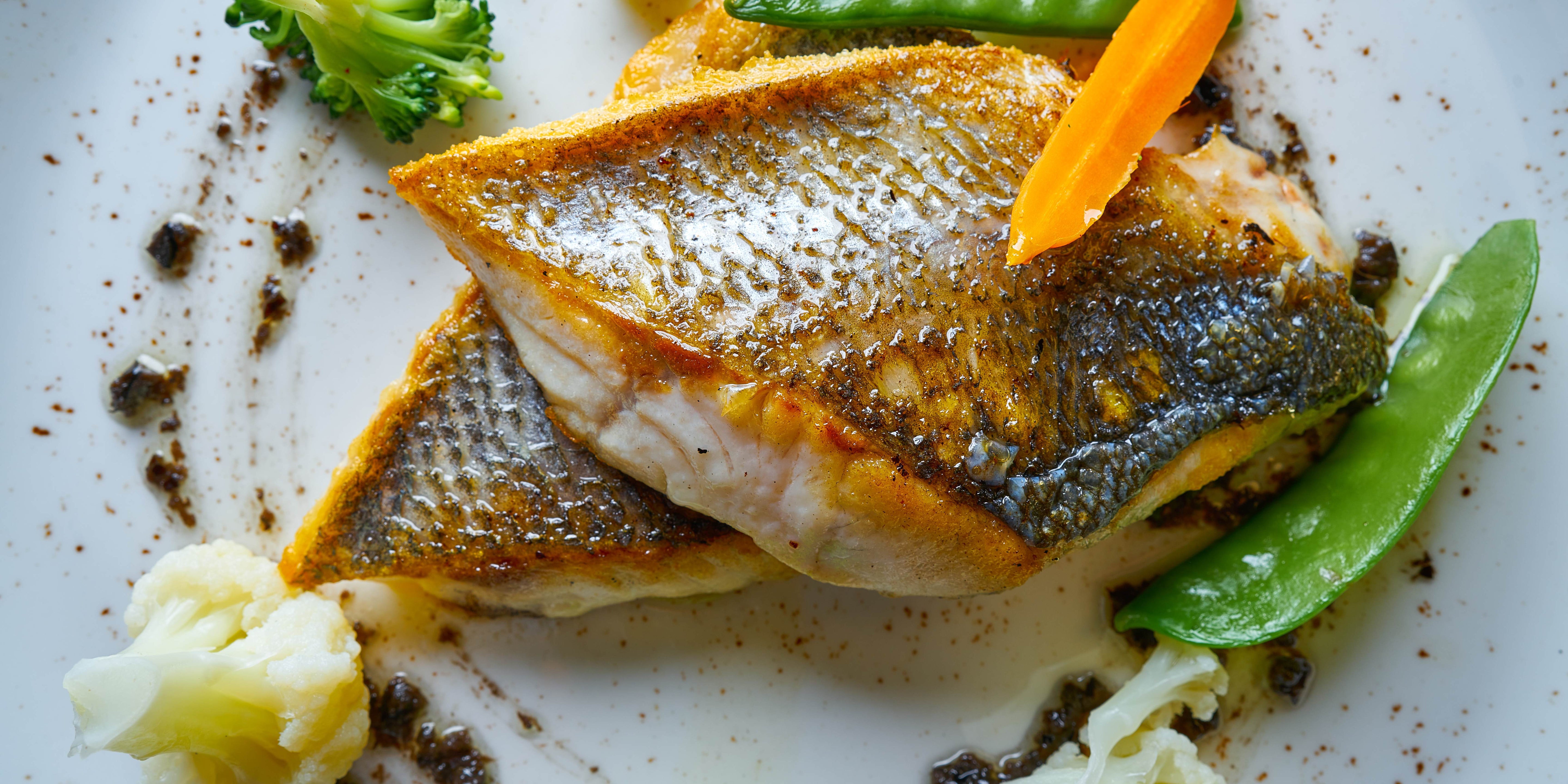 Op de huid gebakken zeebaars met citroen-mosterdsaus